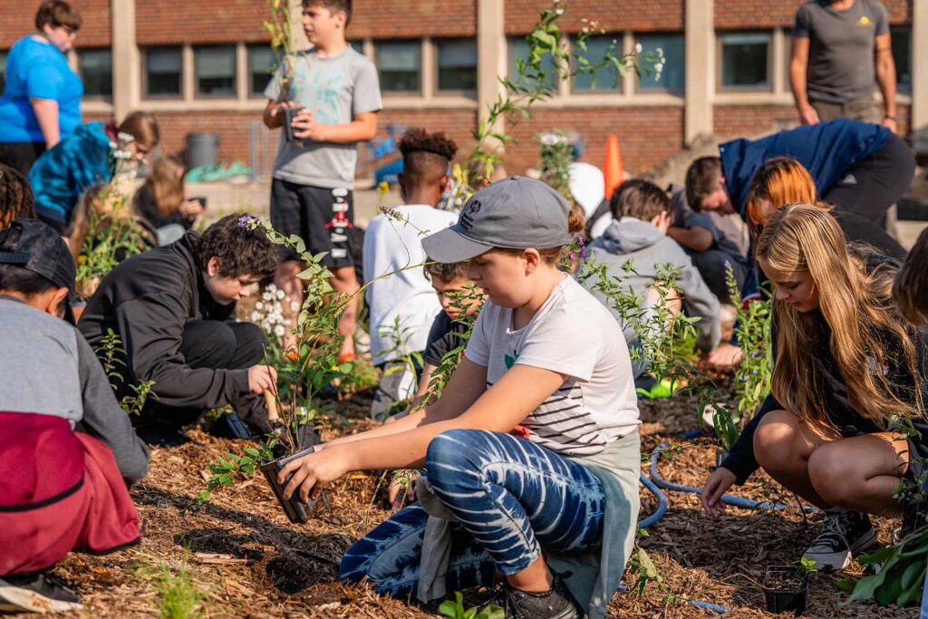 DSC05014-opt kids planting